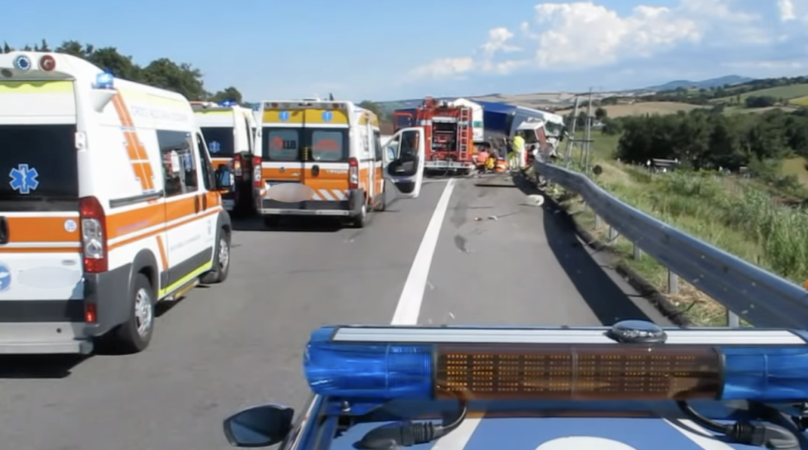 Incidente sulla A16, minibus si ribalta: quattro morti e otto feriti