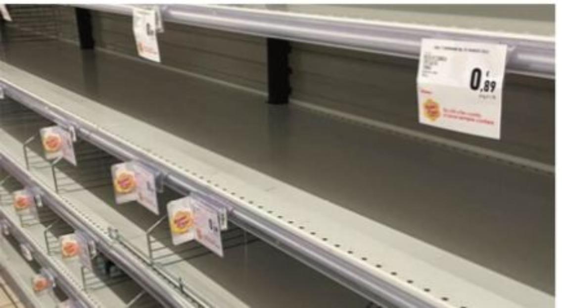 A Napoli si svuotano gli scaffali, file ai supermercati per fare incetta di pasta e farina