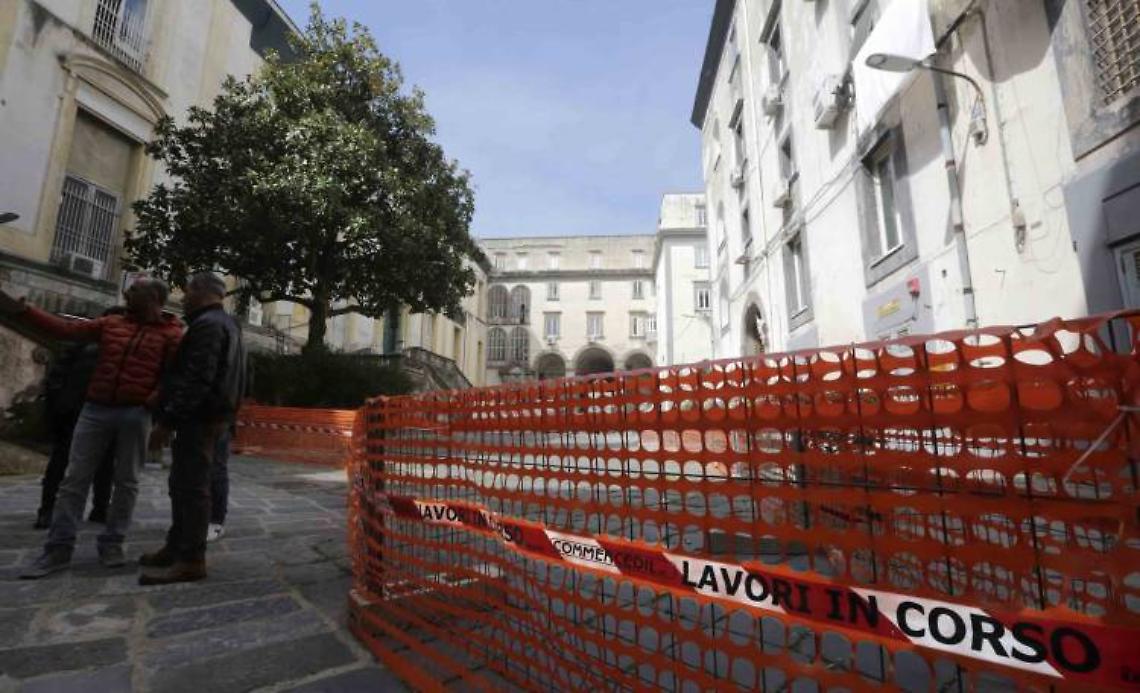 Crollo Incurabili, sfollati violano i sigilli e rientrano nelle case