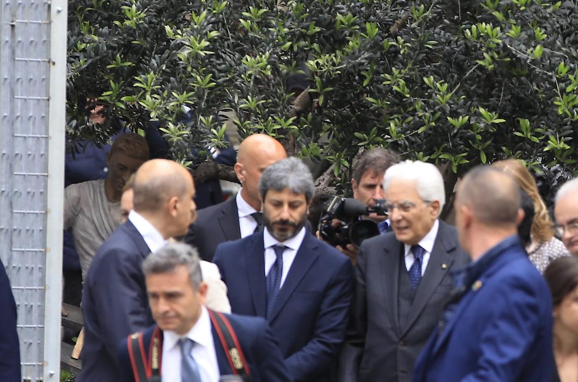 Mattarella e Fico al Rione Sanità, saluto al monumento a Genny Cesarano. Nello, 11 anni: «Vorremmo camminare senza paura degli spari»