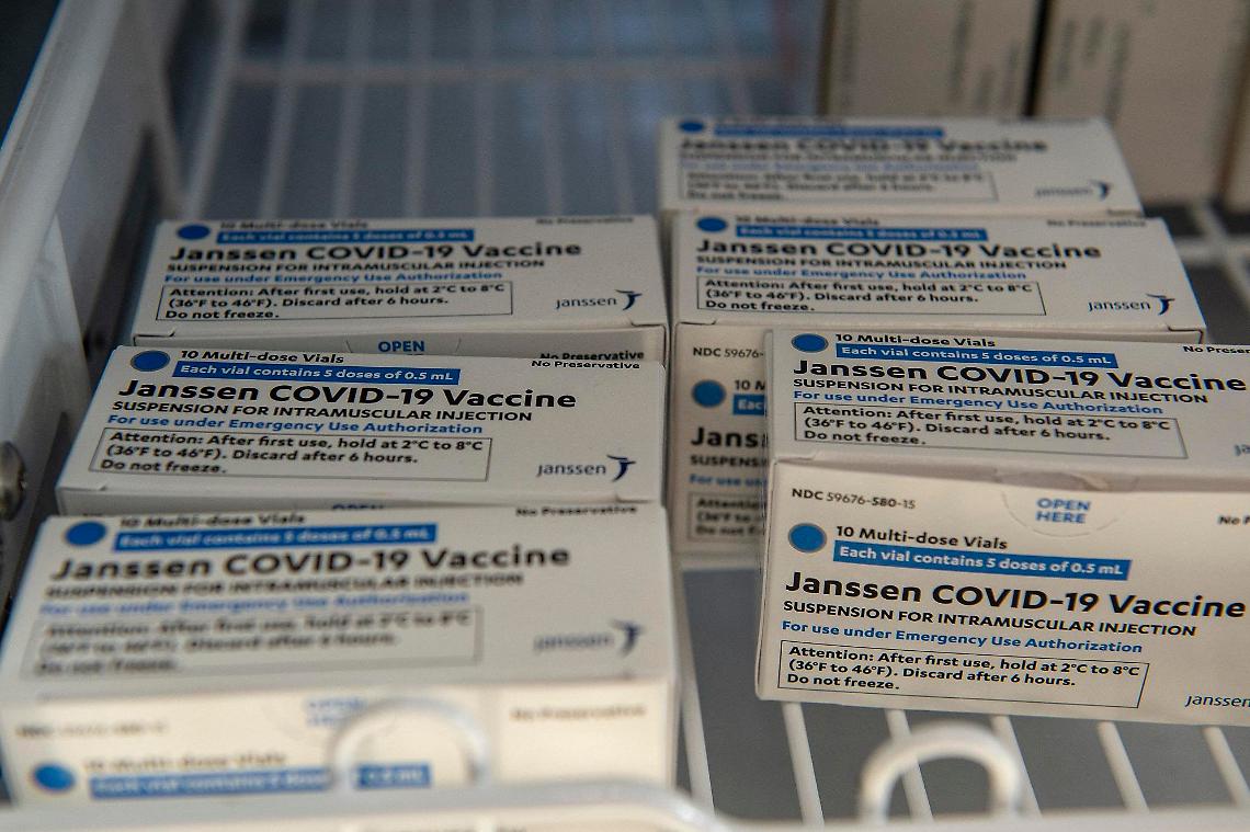 Stop a Johnson&Johnson, sei casi di trombosi: gli Usa fermano tutto 