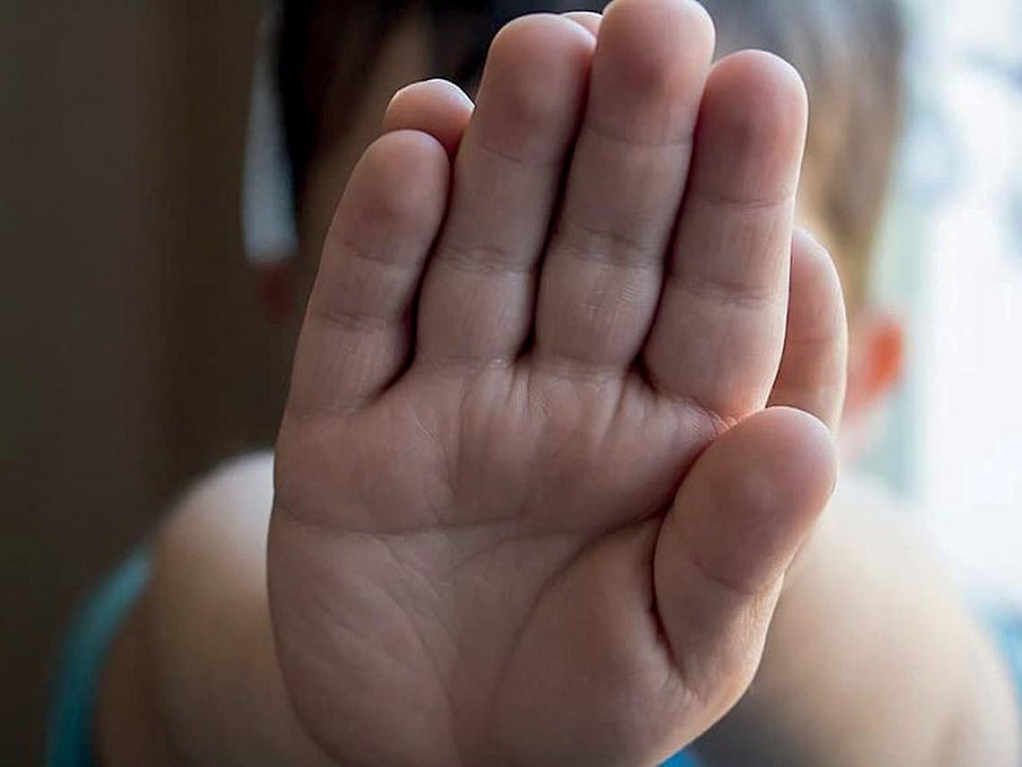"Ti ammazzo, ti brucio gli occhi", così frustavano i loro figli piccoli: orrore in famiglia