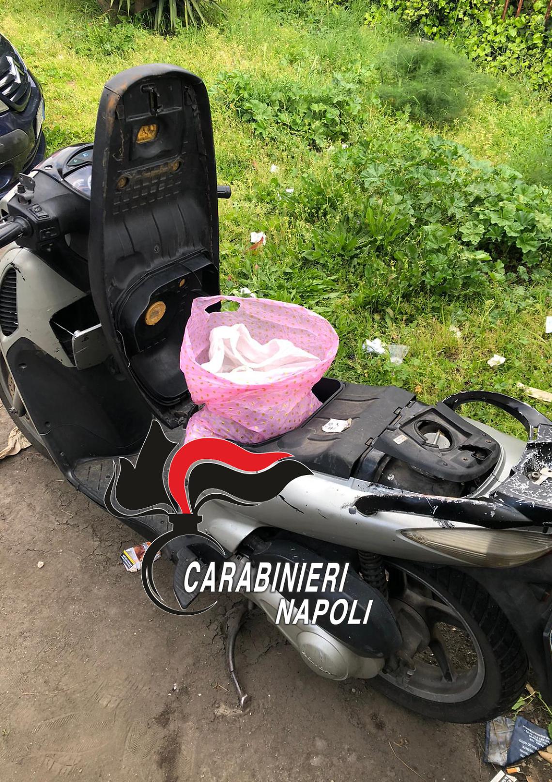 Scampia, 900 dosi di droga nel sottosella della moto: arrestato