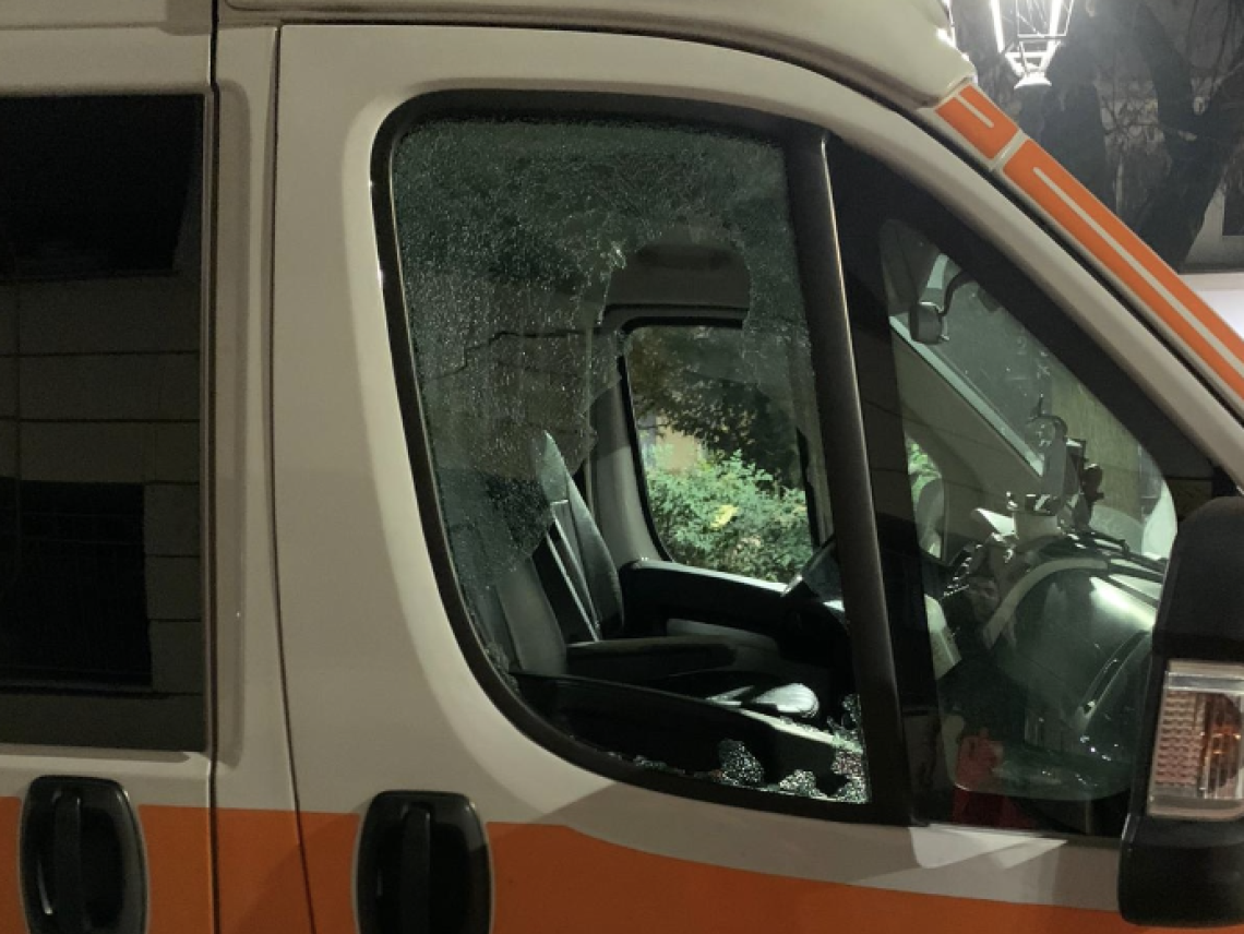 Pietra contro ambulanza in sosta, rotto il finestrino