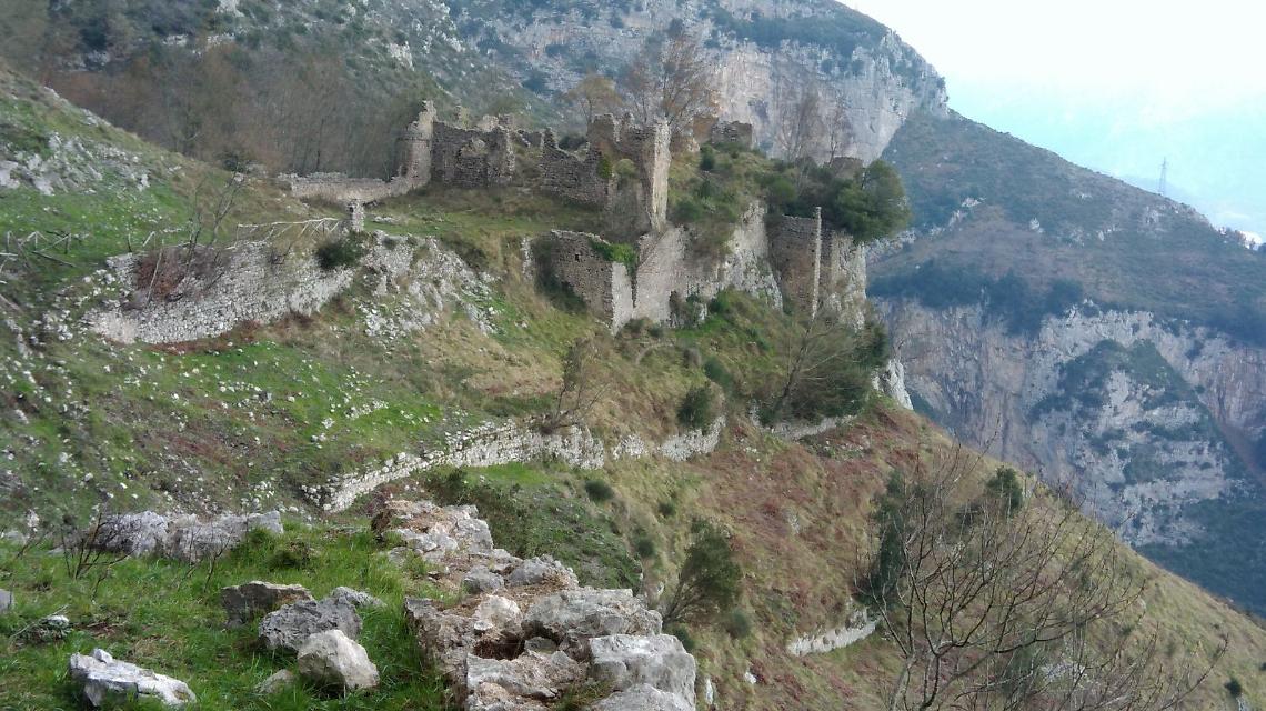 Anziano precipita per 100 metri in un dirupo