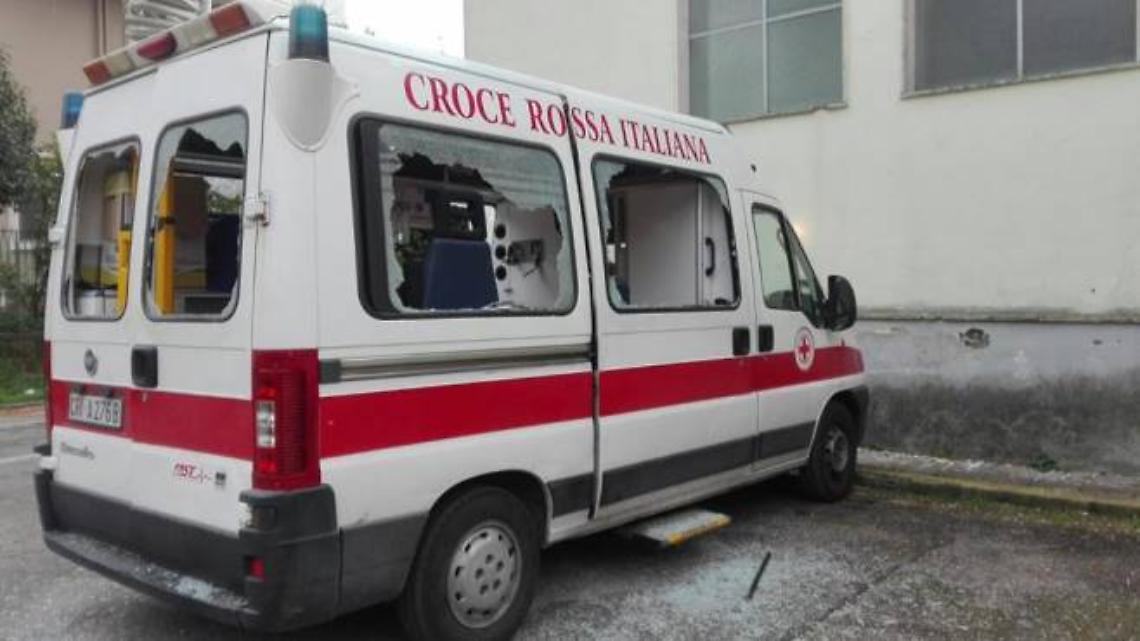 Ambulanze senza pace, nuova aggressione. Il responsabile della Cri: situazione indegna