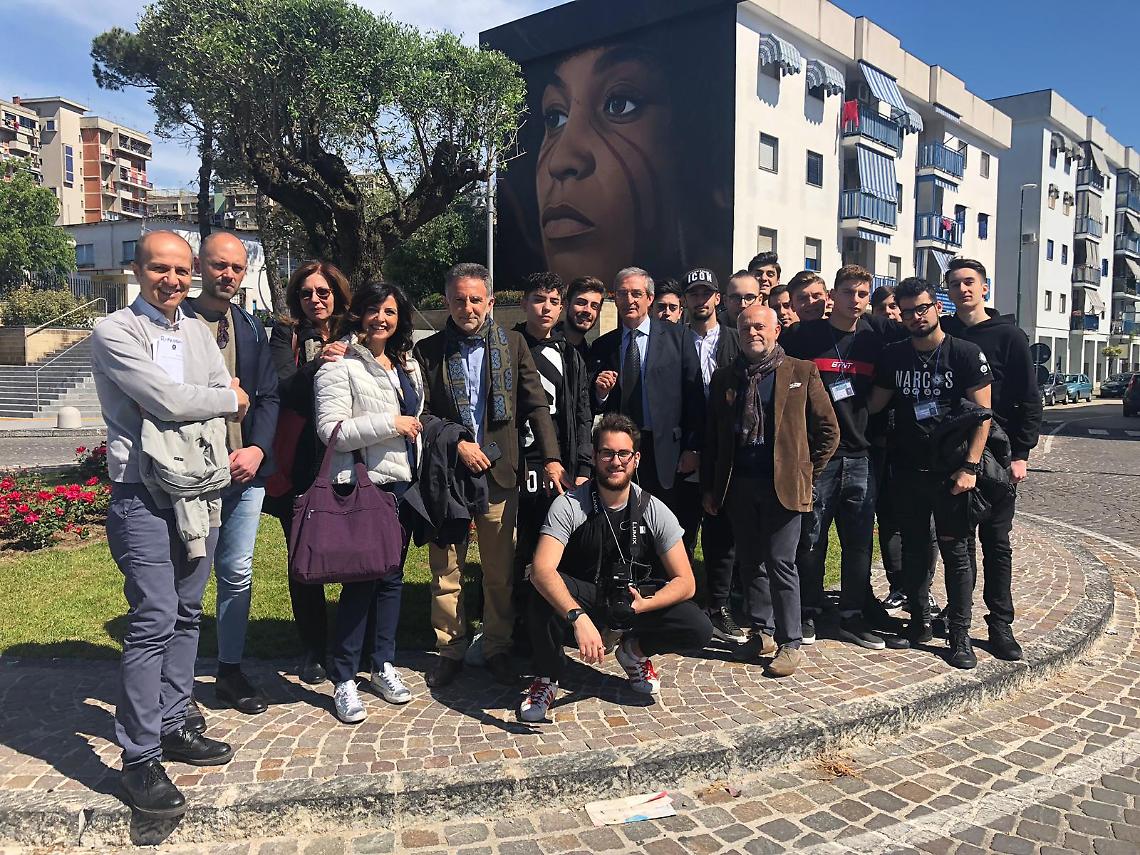 Un ulivo per Scampia, ecco come cambia la piazza