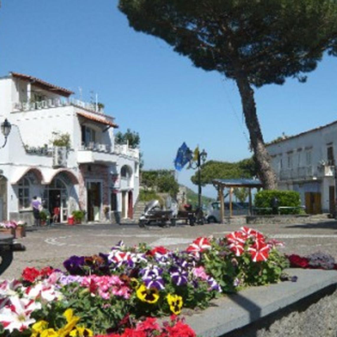 Ischia, si dimettono consiglieri di Serrara Fontana: arriva il commissario prefettizio