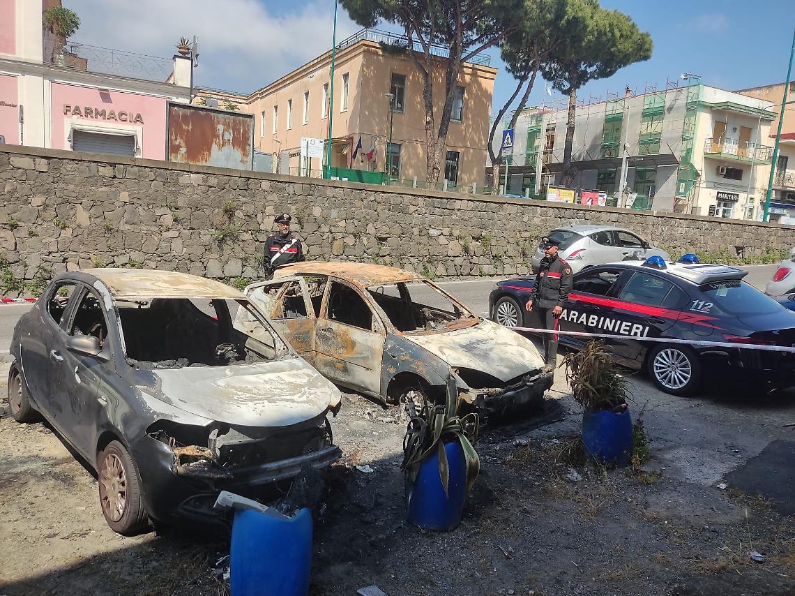 Incendia quattro auto in via Nazionale, arrestato piromane