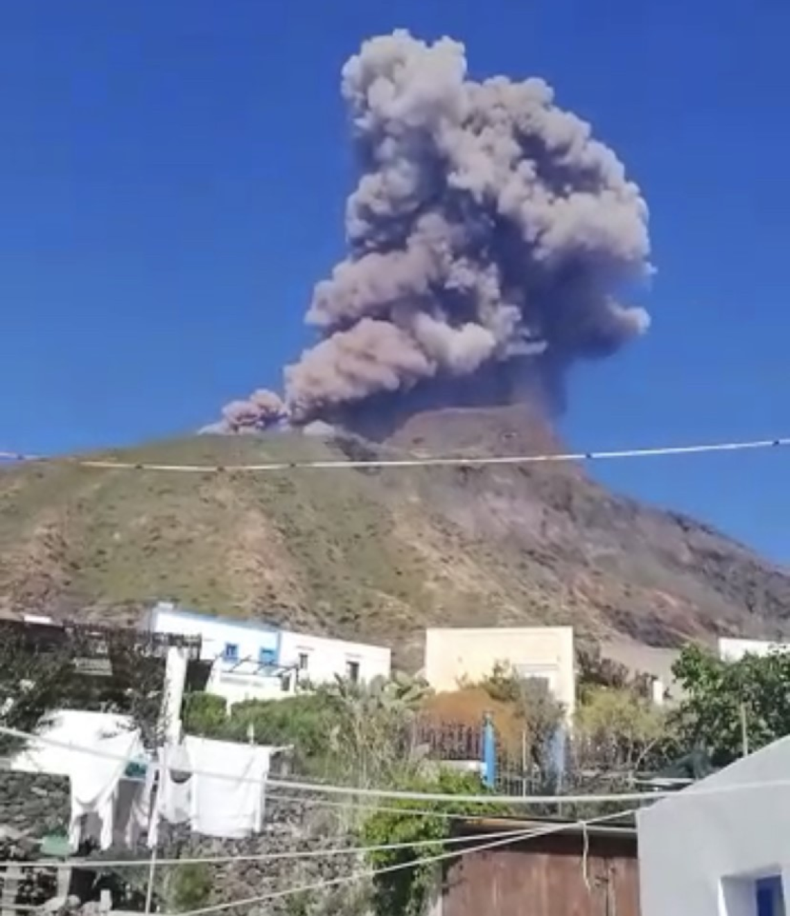 Paura a Stromboli: grossa esplosione e incendi 