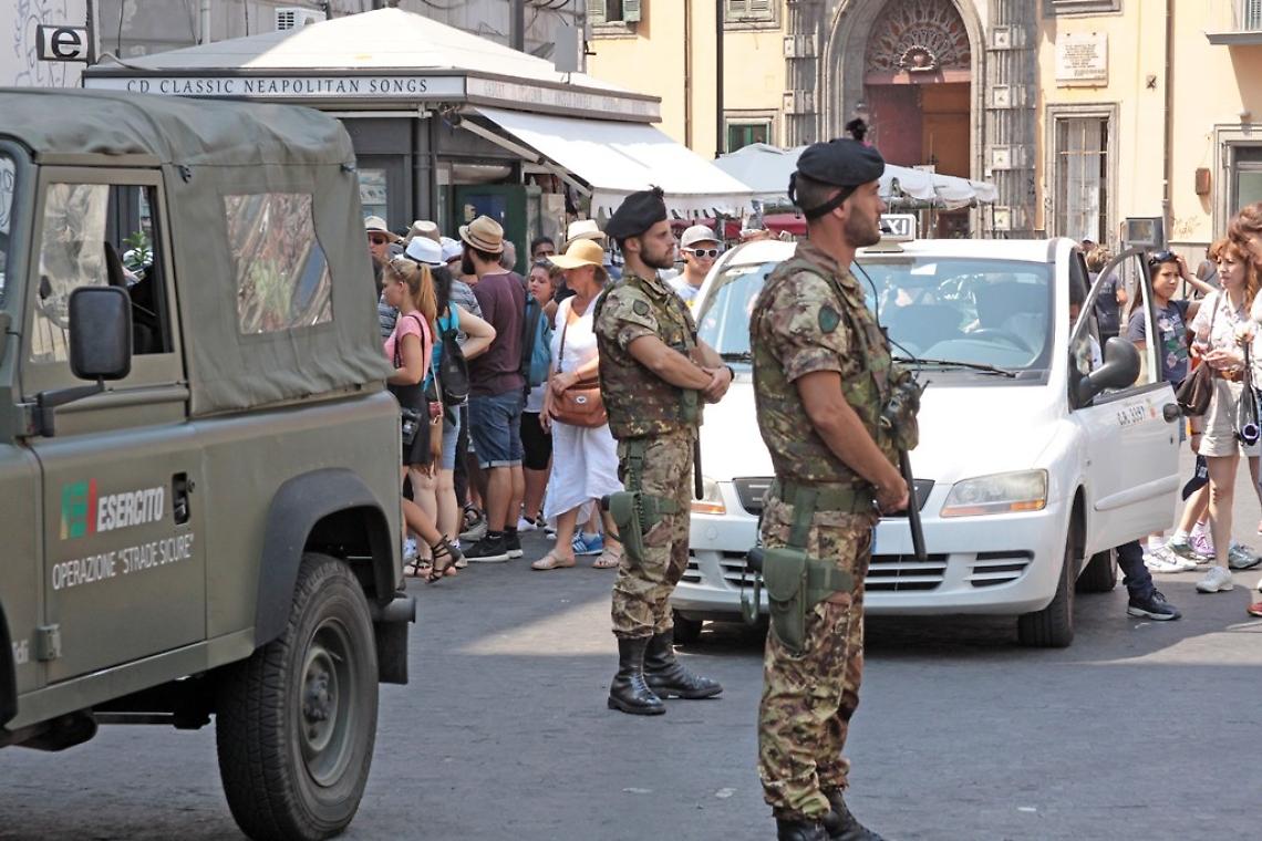 Minaccia passanti col coltello, panico a piazza del Gesù