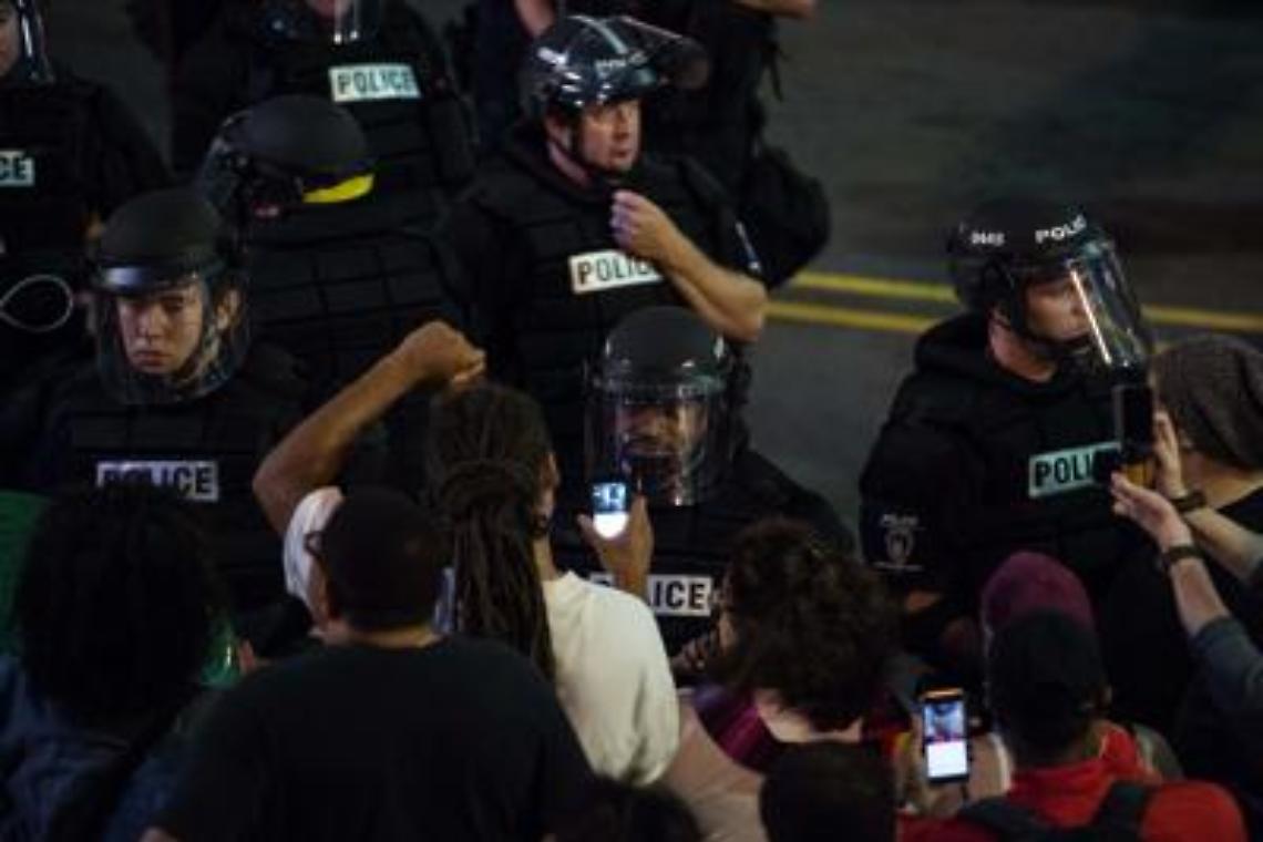 Agente uccide afroamericano, scontri a Memphis