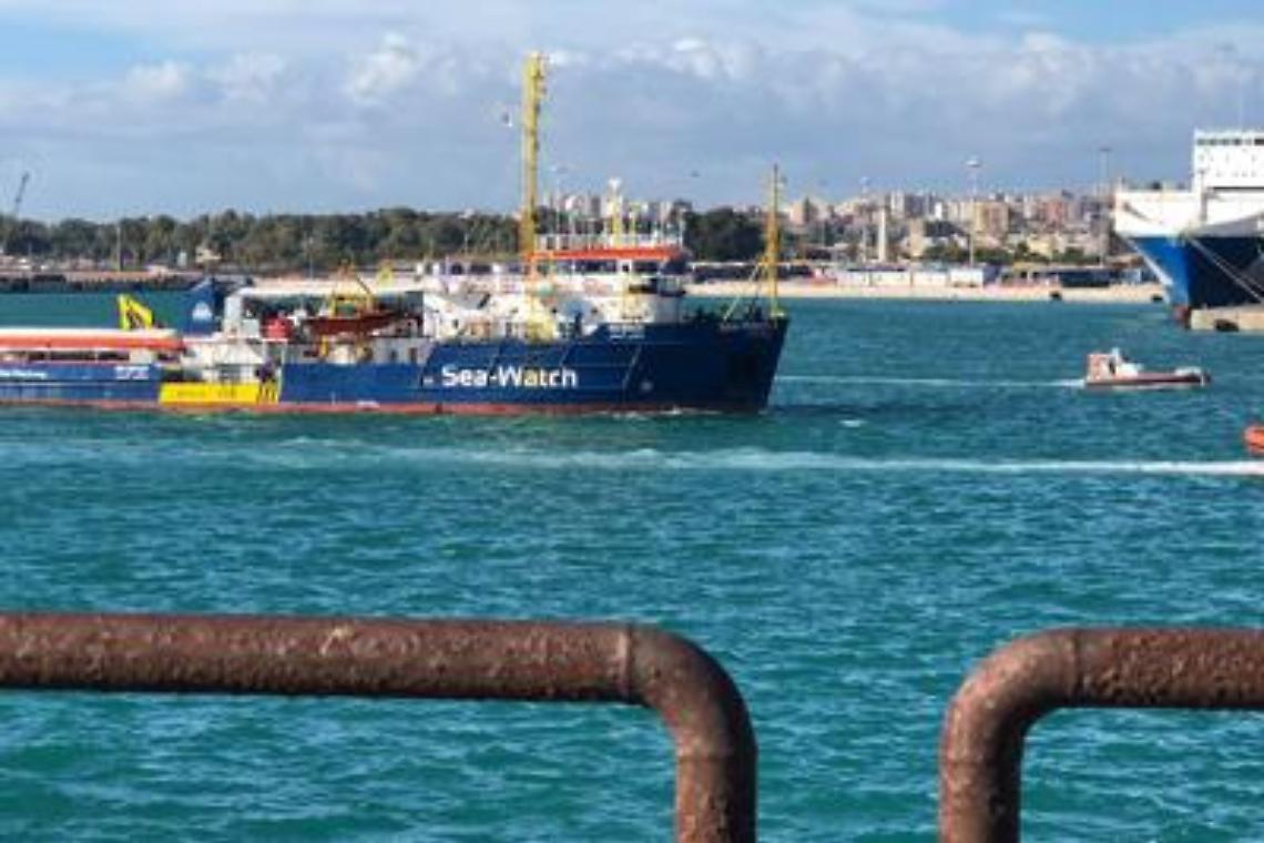 Sea Watch rifiuta porto sicuro da Libia. Ira Salvini