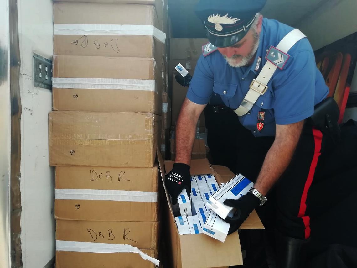 In un box 595 chili di "bionde" di contrabbando, nei guai 39enne di Porta Nolana