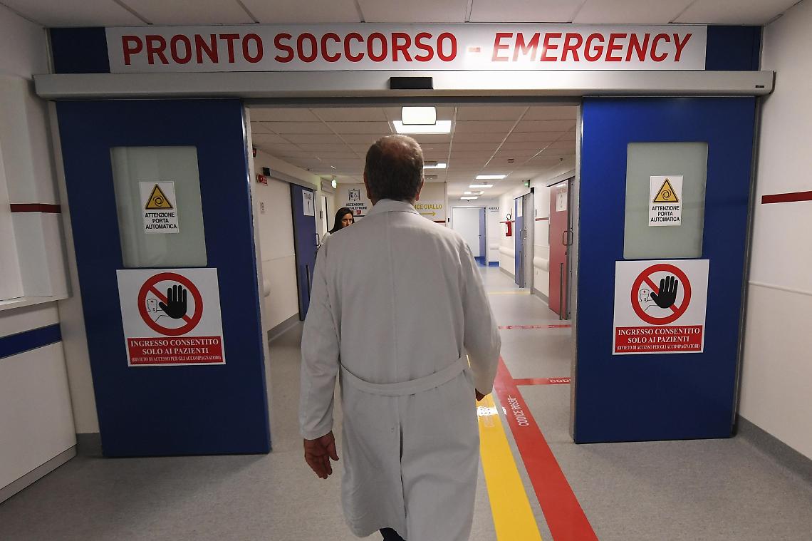 Giovane accoltellato in zona Mercato, indagini in corso