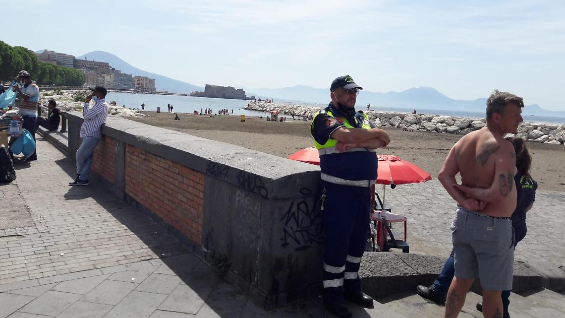 Fase 3, spiagge libere: a Napoli in campo la Protezione civile