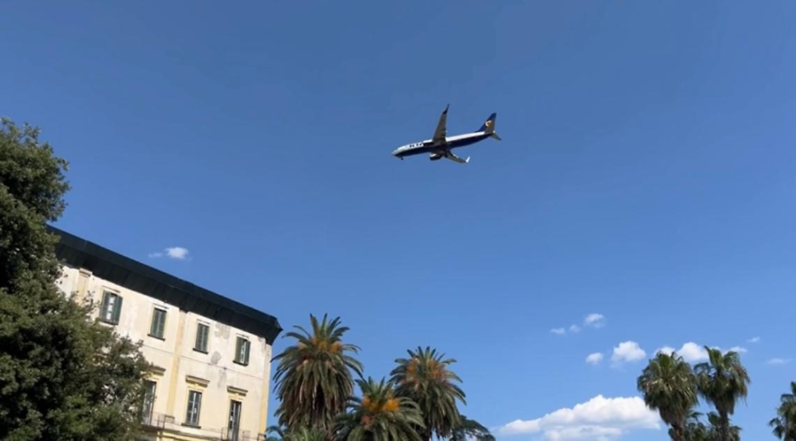 Capodimonte bombardata ogni cinque minuti. Lo scandalo dell’aeroporto