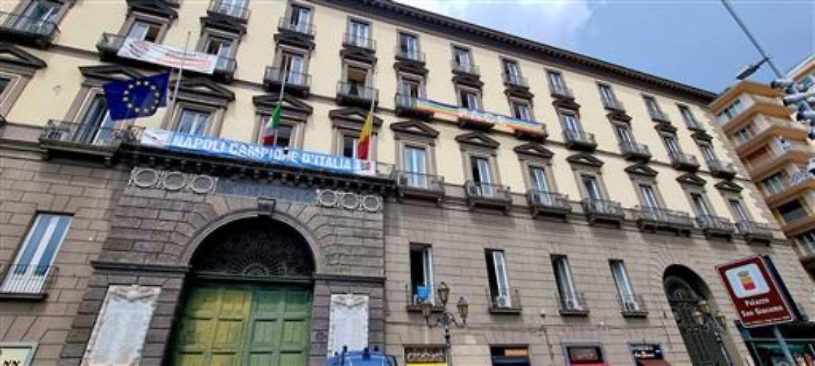 Bandiere a mezz'asta a Palazzo San Giacomo per Berlusconi