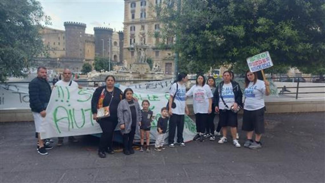 Sfollati Secondigliano dormono in tenda a piazza Municipio
