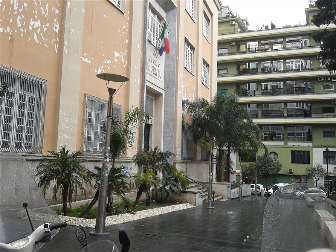 Ragazzo aggredito davanti al liceo Umberto, poi spari in aria
