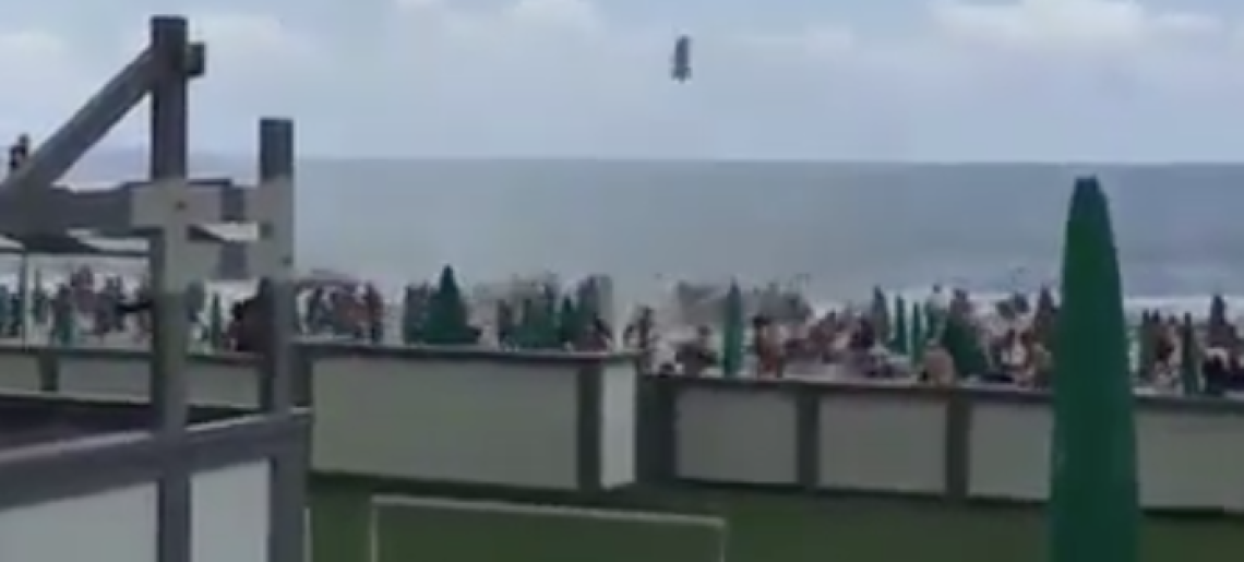 Tromba d'aria sulla spiaggia a Varcaturo, dieci feriti