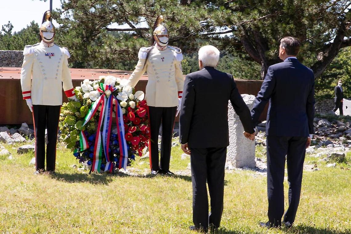 Mattarella a Basovizza, mano nella mano con Pahor