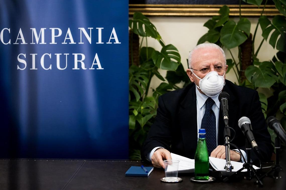 Fase 3, De Luca: «Bere da stesso bicchiere è da idioti masochisti»