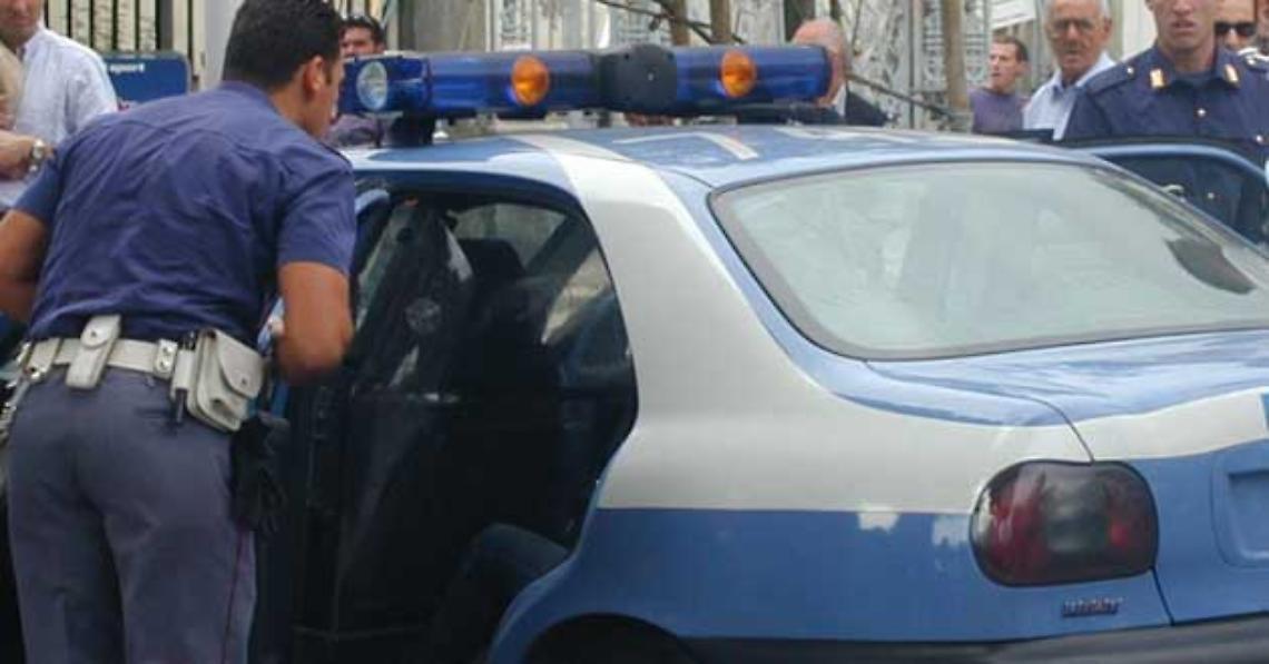 Calci e pugni per scippargli il borsello, arrestato rapinatore
