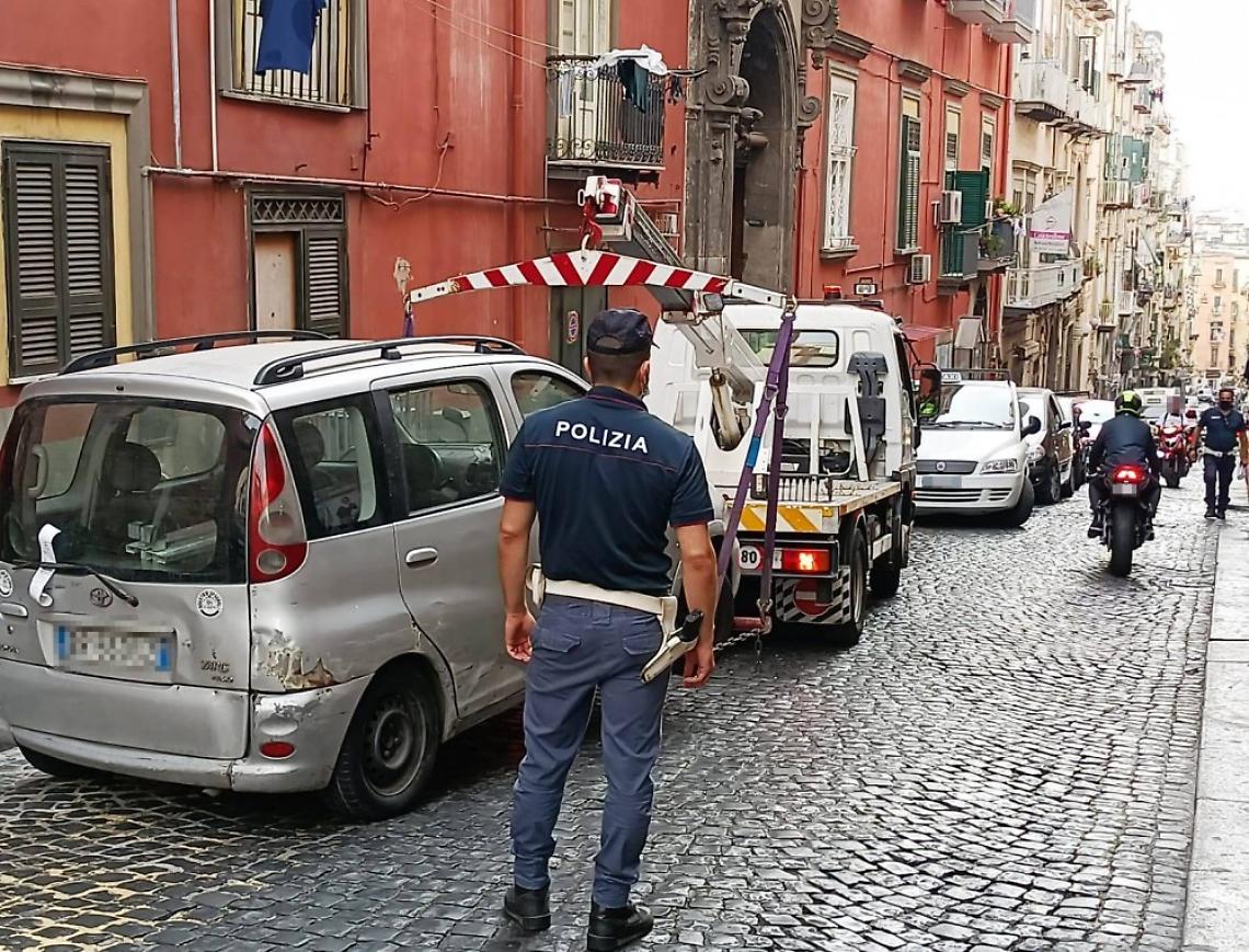 Sosta selvaggia a Montecalvario, auto rimosse
