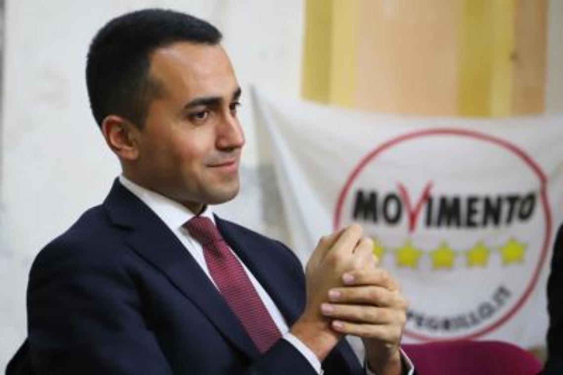 Di Maio: "Dimezziamo anche gli stipendi"