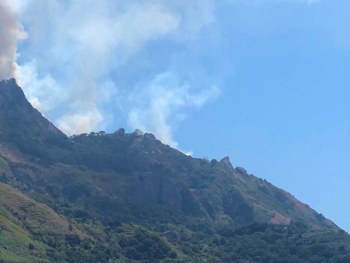 Ischia: fiamme sull’Epomeo, 4 ettari a rischio