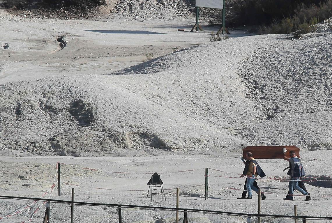 Famiglia inghiottita dalla Solfatara, lutto cittadino a Pozzuoli. Il bimbo superstite &egrave; con i nonni