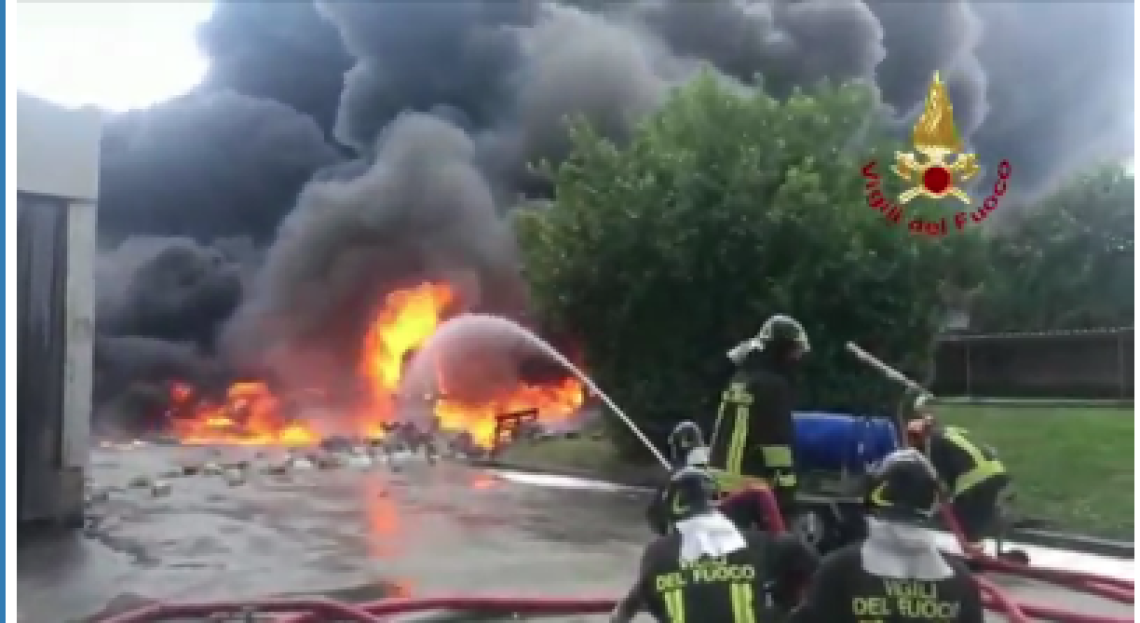 Vasto incendio nell'Avellinese. Nuvole di fumo raggiungono il Napoletano