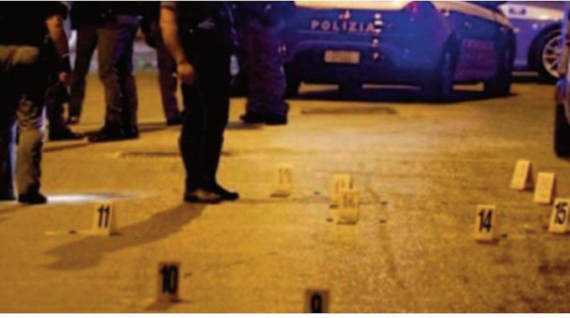 “Pistoleri” sparano raffica di colpi tra bambini che giocano in strada