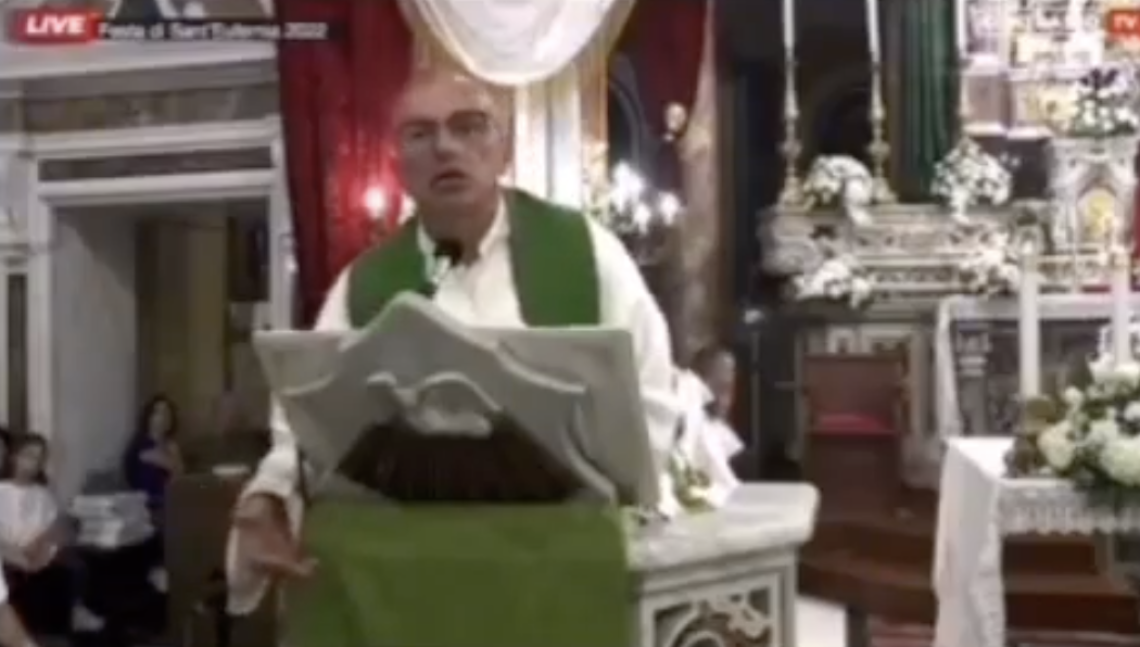 «È aumentato tutto», il parroco chiede offerte più alte: scoppia la polemica