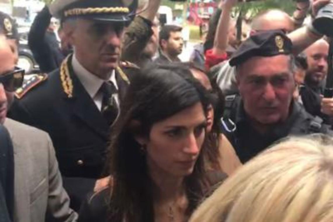 Arriva la Raggi a Italia 5S, rissa tra militanti e giornalisti 