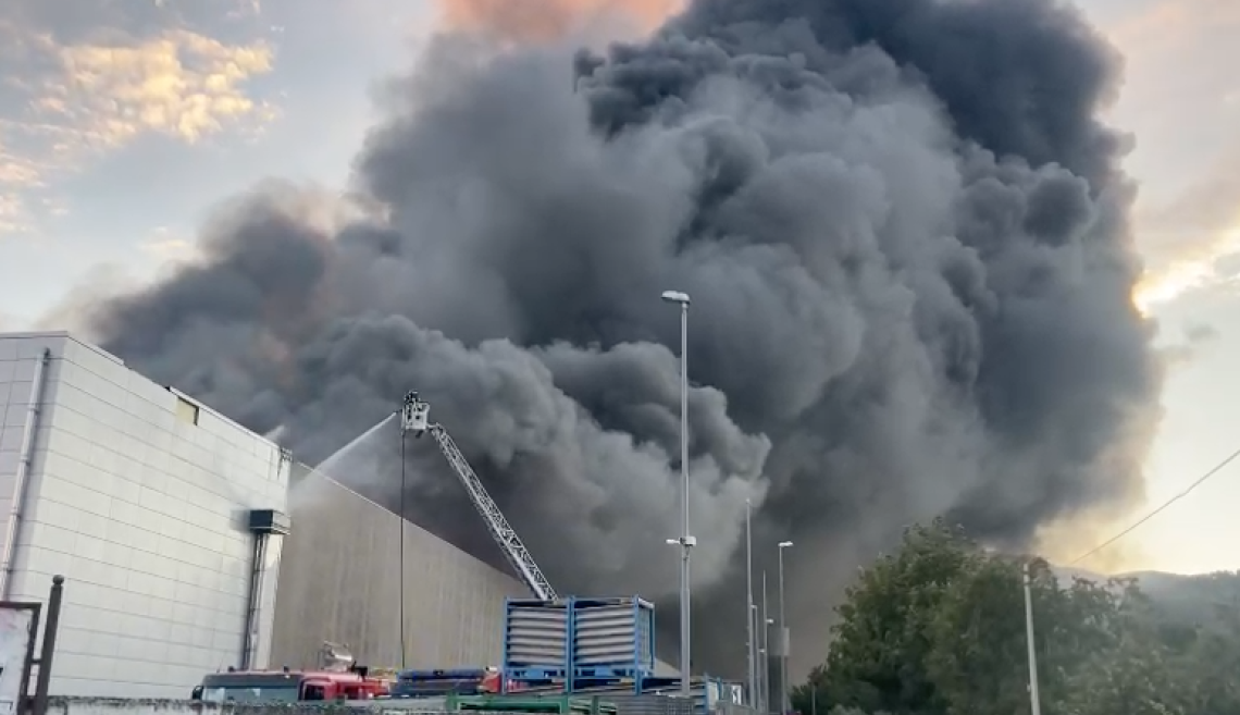Vasto incendio ad Airola, si teme nube tossica