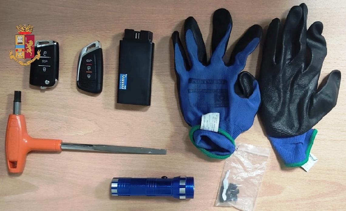 Fuorigrotta, trovati con arnesi atti allo scasso: denunciati