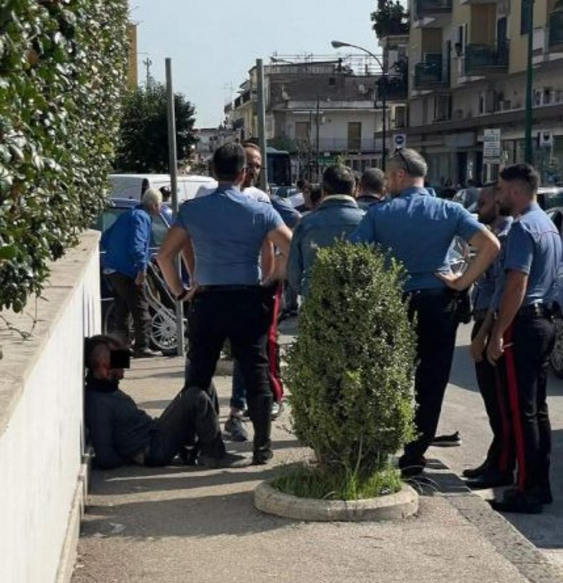 Rapina in tabaccheria, è caccia al complice