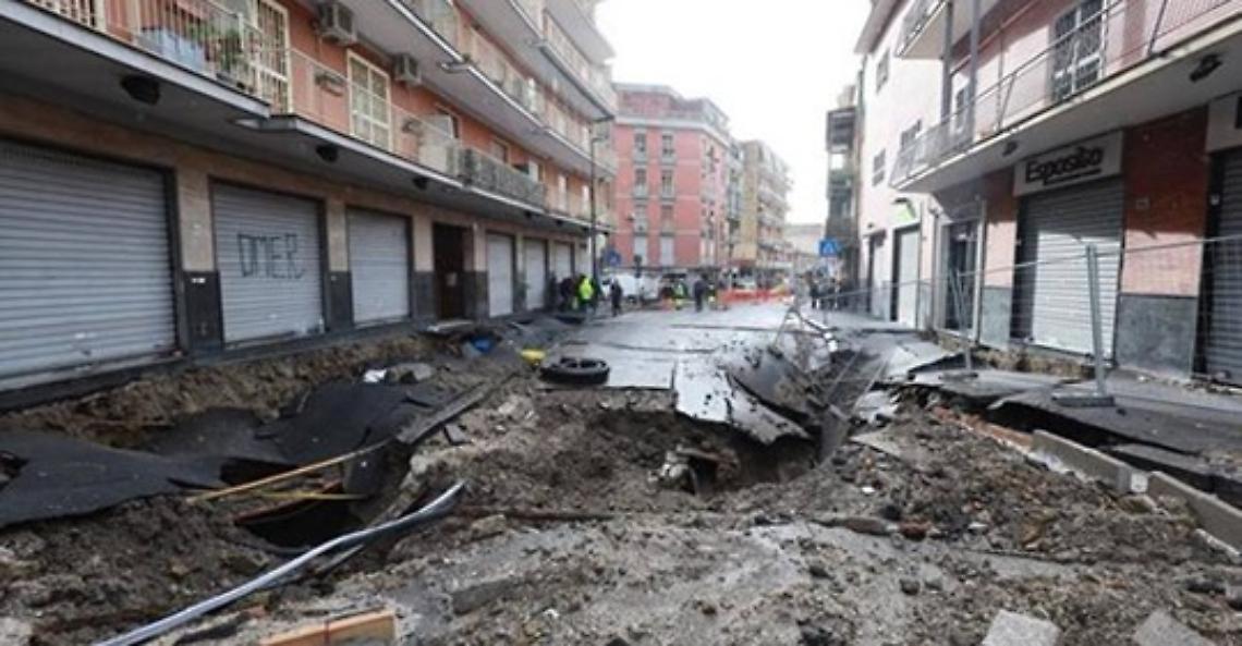 Voragine in via Masoni, sgomberati 2 palazzi