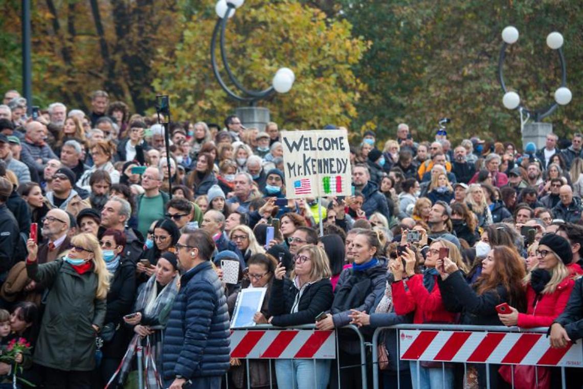 No Green pass Milano, migliaia in piazza con Robert Kennedy jr