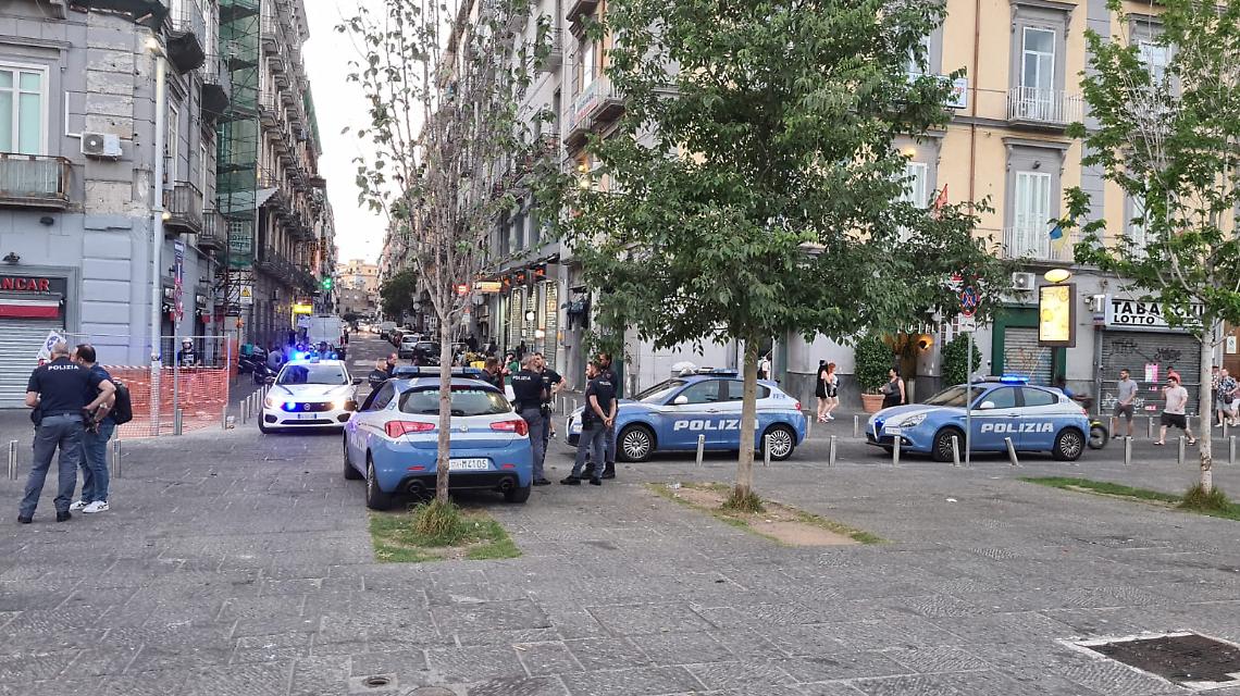 Calci e pugni per rubare cellulare, 33enne arrestato