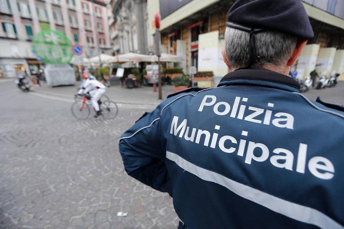 Tachigrafo irregolare e sigilli manomessi: il bus per la gita scolastica era irregolare