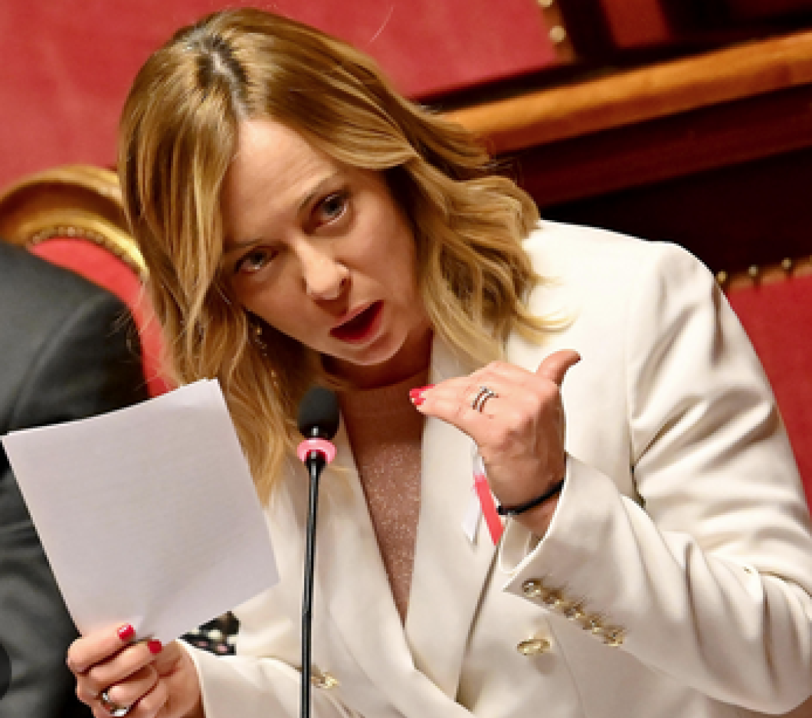 Mes, Meloni: «Conte ha lasciato un pacco ai suoi successori». Poi sente Zelensky e vola al Consiglio europeo