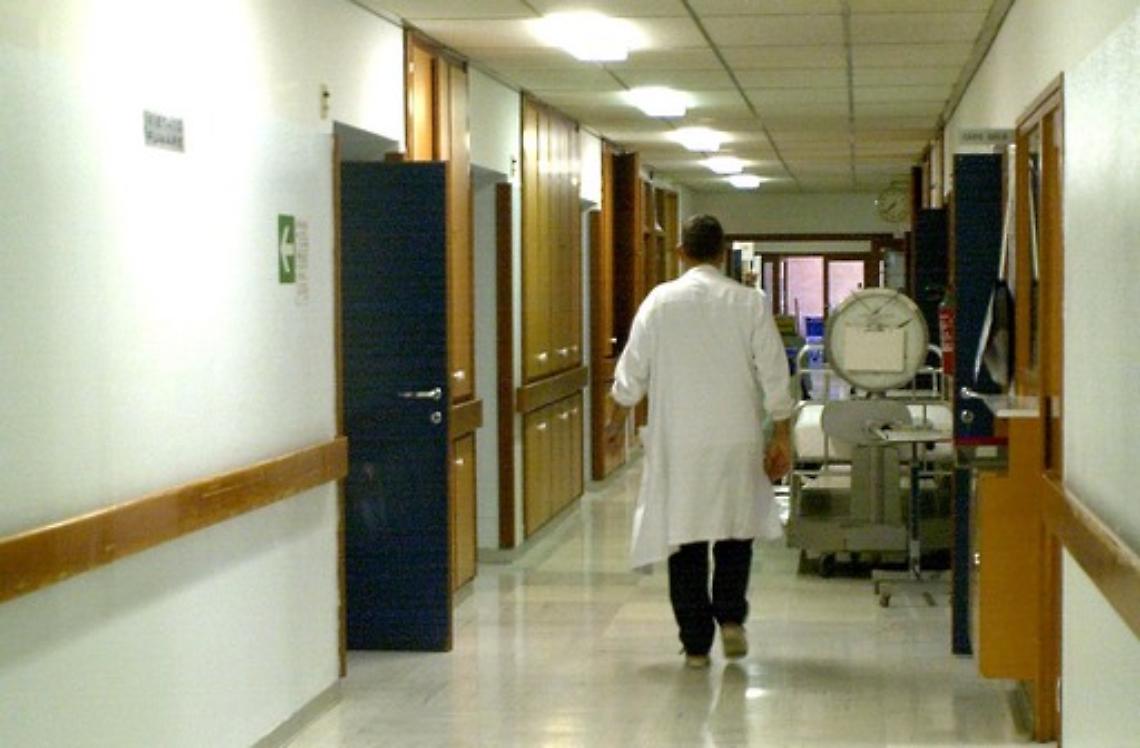 È al secondo mese <br>di gravidanza: «L'ecografia? Ripassi tra 10 mesi»