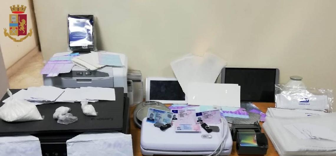 Fabbricavano documenti falsi, arrestati due fratelli
