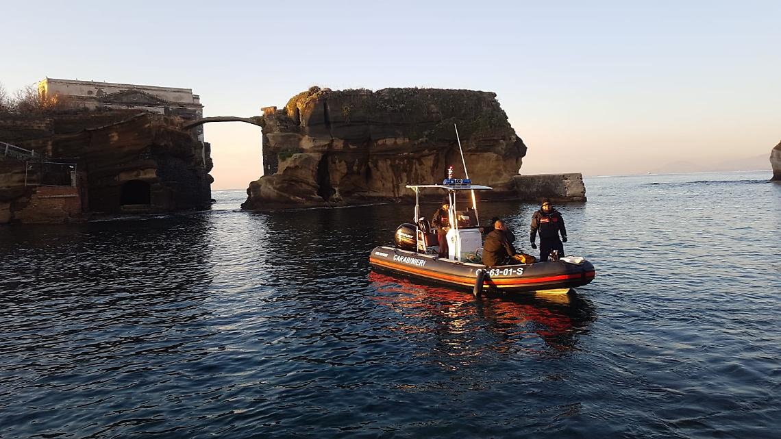 Pescatori di frodo di ricci di mare bloccati nell'area protetta della Gaiola