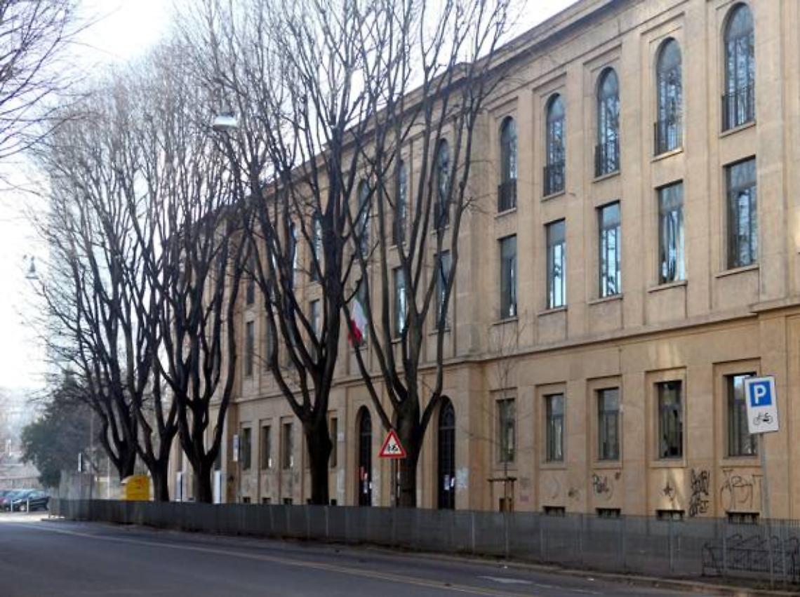 Bimbo malato fa lezione dentro un container, la denuncia dei genitori 