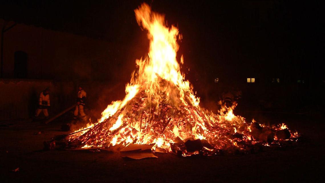 Borrelli: «Attenzione, a Barra si preparano a incendiare gli alberi»