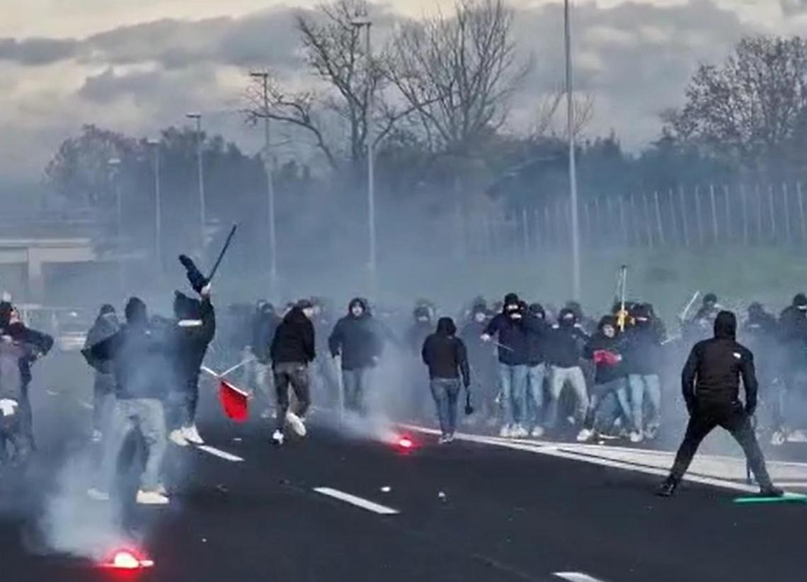 Scontri sulla A1, stop per 2 mesi alle trasferte dei tifosi di Napoli e Roma